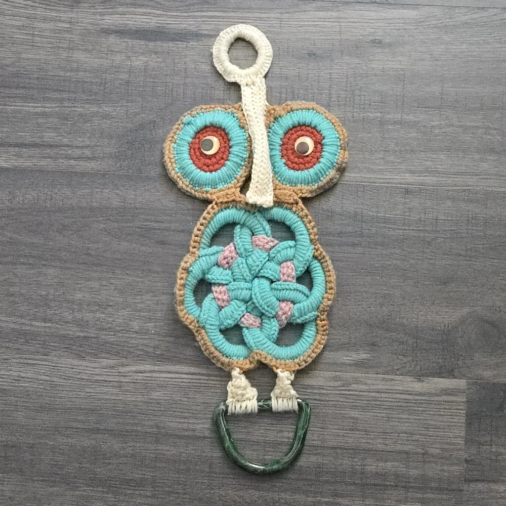 1970's Style Macrame Owl Wall Hanging Towel Holder Retro Boho MCM Green Brwn Vtg